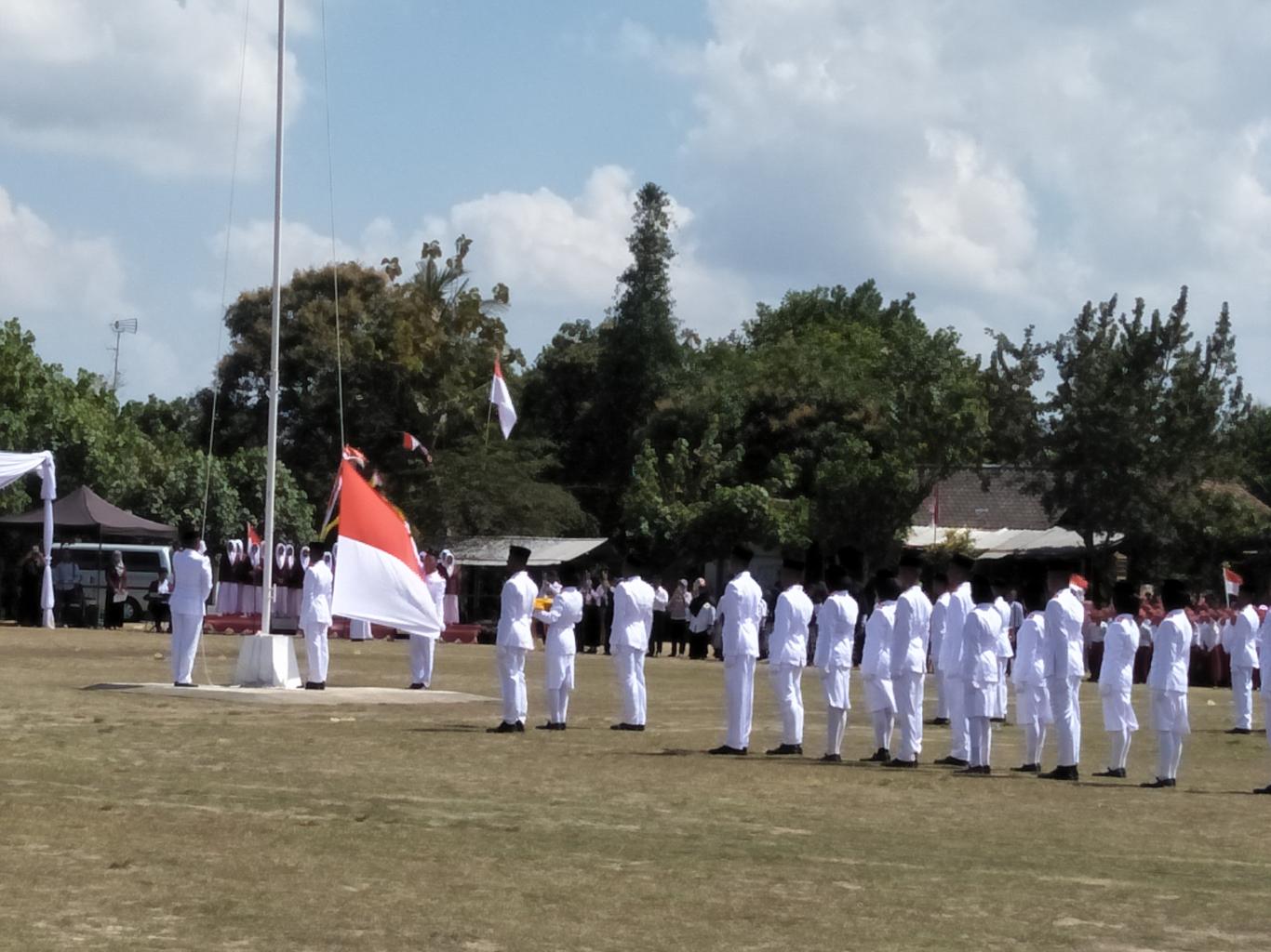 Upacara Pengibaran Bendera Merah Putih Memperingati HUT RI Ke 73 ...